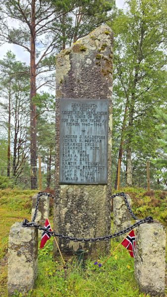 Fil:Minnesmerke Reksteren kyrkje.jpg