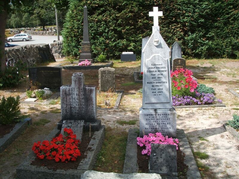 Fil:Reymert gravminner Mandal kirkegaard 2013.JPG