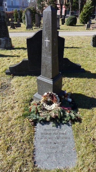 Fil:Astrid Moss gravminne1.JPG